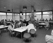880724 Afbeelding van vermoedelijk een personeelsbijeenkomst in de kantine in het gebouw van het Gemeentelijk Energie- ...